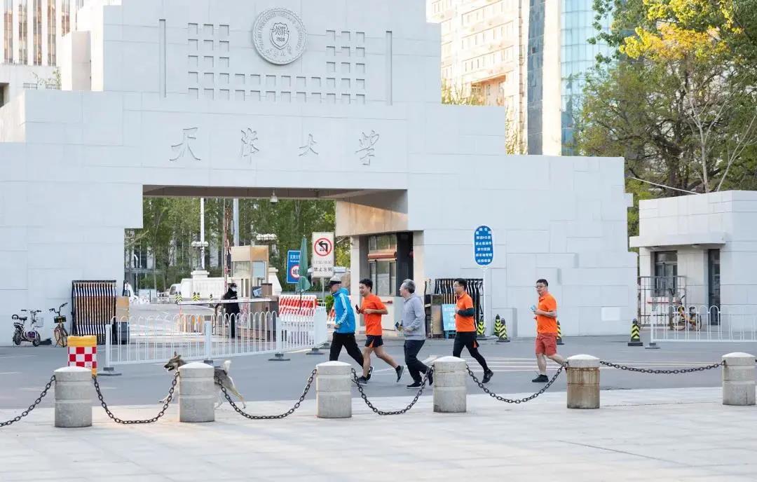 跑步门口.jpg 跑步门口.jpg